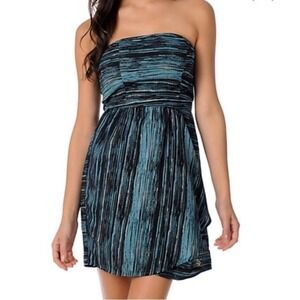 Volcom Size XS Blue Sketched Out Strapless Ruffle Wrap Front Smock Back Dress‎